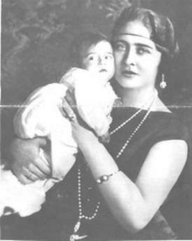 Kraljica Marija Karađorđević sa sinom prestolonaslednikom Petrom